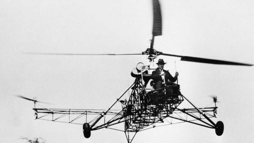 Igor Sikorsky na archívnej snímke z roku 1940 letí na svojom vrtuľníku s vertikálnym zdvihom s výkonom 75 koní.