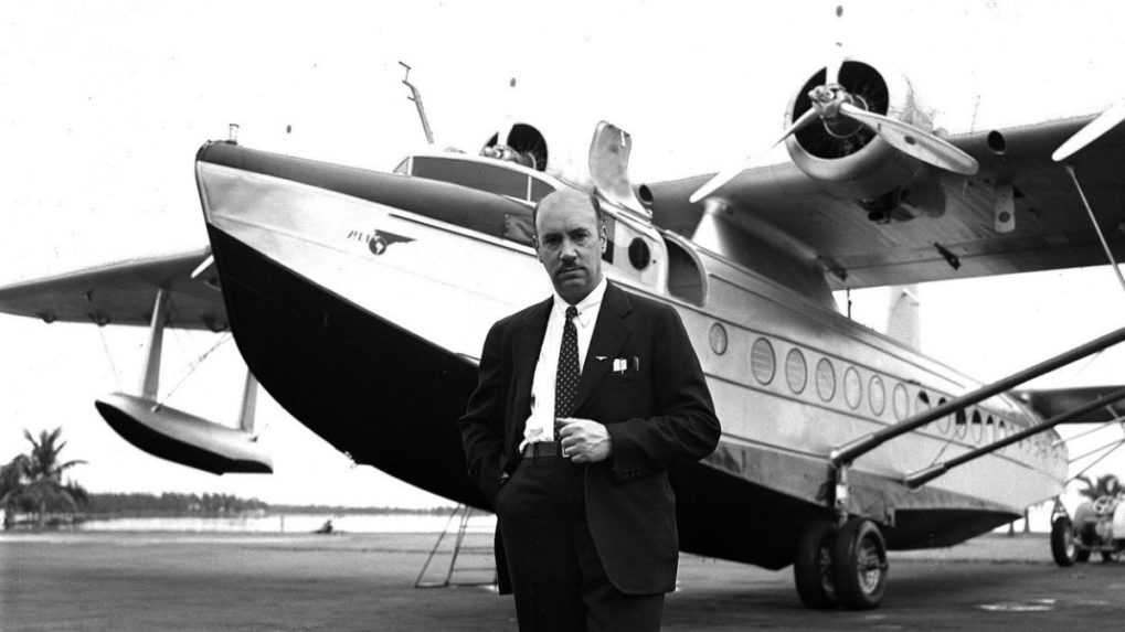 Igor Sikorsky na archívnej snímke s viacmotorovým lietajúcim člnom v Miami z roku 1936.