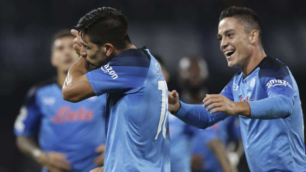 Futbalista Neapolu Giovanni Simeone (vľavo).