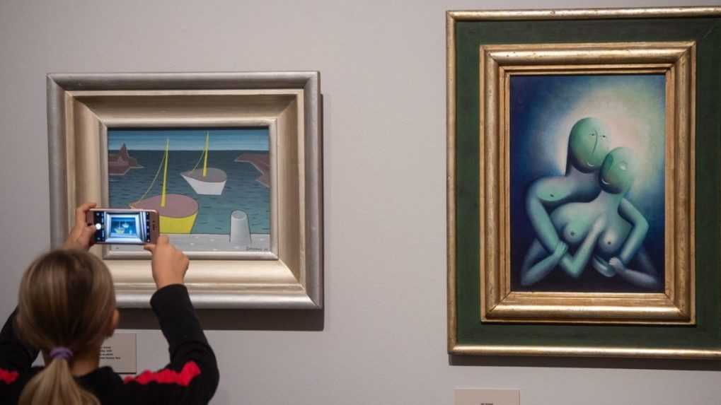 Na snímke sú obrazy umelca Jána Zrzavého na výstave.