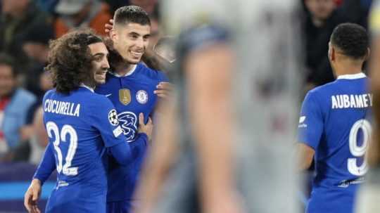 Futbalista Chelsea Kai Havertz (uprostred) sa teší po strelení gólu v zápase 5. kola E-skupiny Ligy majstrov.