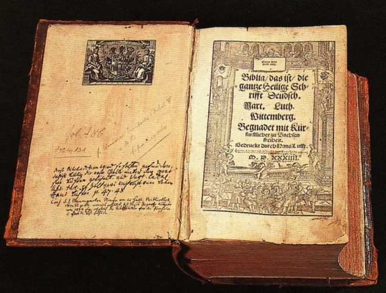 Na sn&iacute;mke je Lutherova biblia z roku 1534.