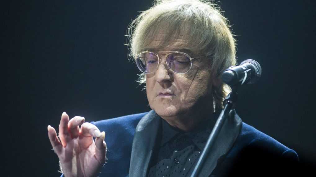 Spevák a skladateľ Miroslav Žbirka počas koncertu.