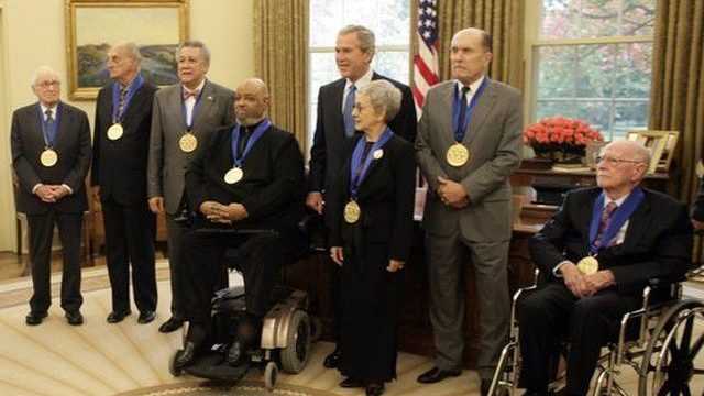 Na snímke úplne vpravo animátor Ollie Johnston.