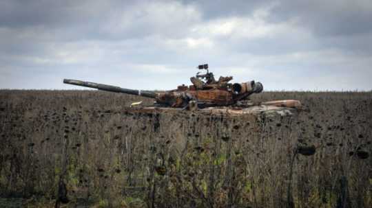 Zničený ruský tank v nedávnych bojoch v slnečnicovom poli v dedine Kamianka, v Charkovskej oblasti.