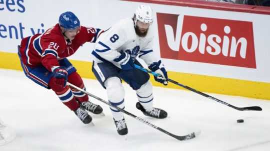 Na snímke slovenský hokejista Juraj Slafkovský (vľavo) z Montrealu Canadiens.