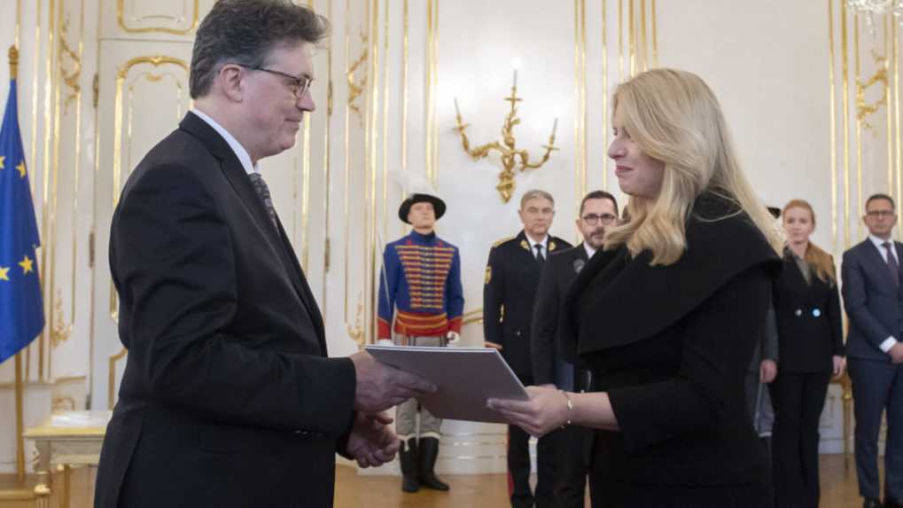 Na snímke sprava prezidentka Zuzana Čaputová a nový minister školstva Ján Horecký.