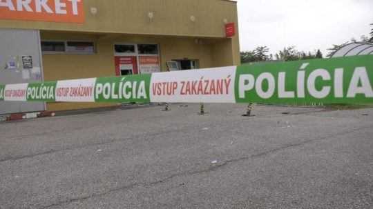 Na snímke je natiahnutá policajná páska pred obchodom.