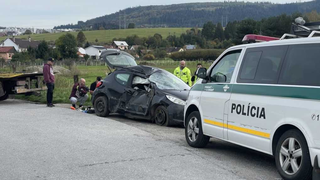 Polícia obvinila muža, ktorý zrazil matku s dvoma deťmi na chodníku