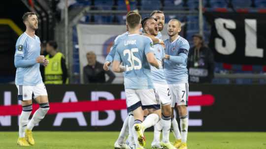 Na snímke futbalista Lukáš Pauschek (uprostred) zo Slovana Bratislava sa teší z gólu počas zápasu H-skupiny 3. kola skupinovej fázy Európskej konferenčnej ligy FC Bazilej - ŠK Slovan Bratislava 6. októbra 2022 v Bazileji.