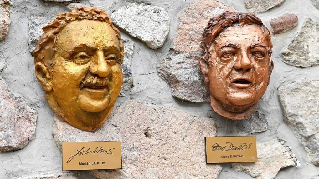 Na snímke sú plastiky Mariána Labudu a Stana Dančiaka v Uličke slávnych nosov.