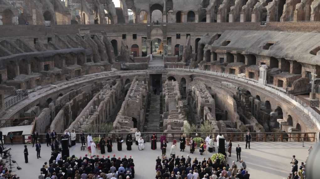 Na snímke v zadnom rade uprostred sediaci pápež František počas posledného dňa medzinárodnej mierovej konferencie "Cry for peace", ktorú organizuje Komunita svätého Egídia v Koloseu v Ríme.