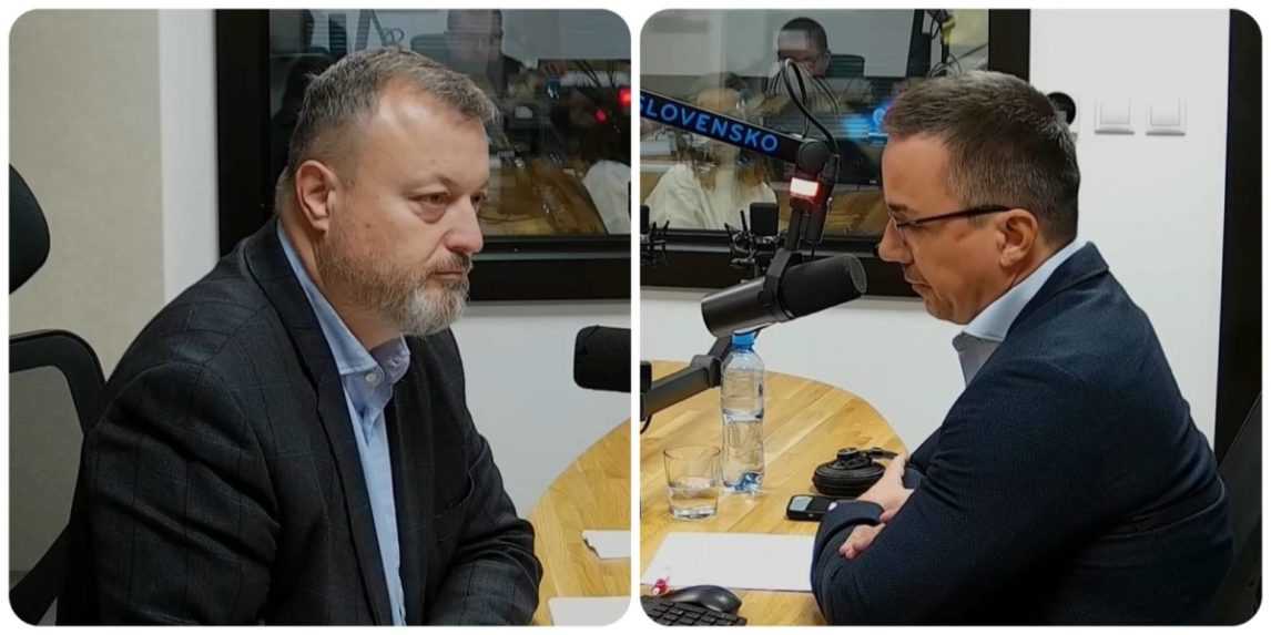 Vľavo minister práce Milan Krajniak (Sme rodina) a nezaradený poslanec Erik Tomáš.