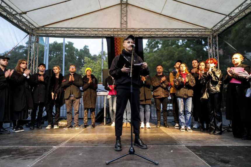 Na snímke majiteľ baru Tepláreň Roman Samotný sa prihovára na zhromaždení Ide nám o Život na Námestí SNP v Bratislave.