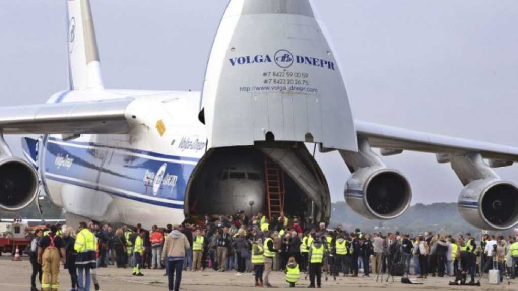 Na archívnej snímke otvorené transportné lietadlo AN-124 s trupom lietadla Boeing 737 "Landhut" leteckej spoločnosti Lufhansa.