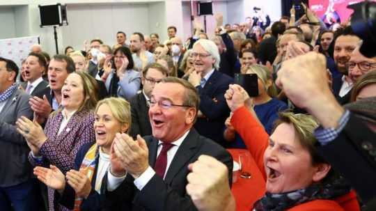 Sociálni demokrati oslavujú víťazstvo vo voľbách do krajinského snemu.