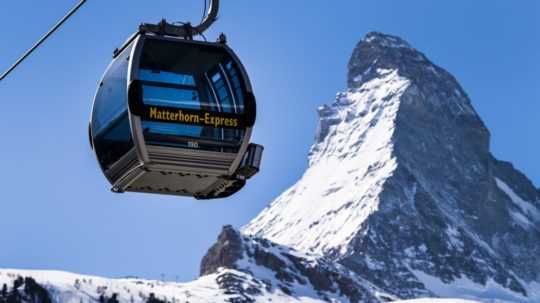 Lanovka pred pohorím Matterhorn vo švajčiarskom lyžiarskom stredisku Zermatt.