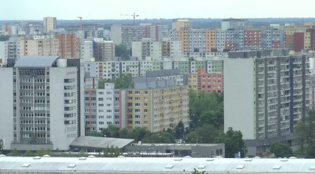 Viac ako polovica mladých dospelých na Slovensku stále žije s rodičmi. O hypotéku môže požiadať len tretina