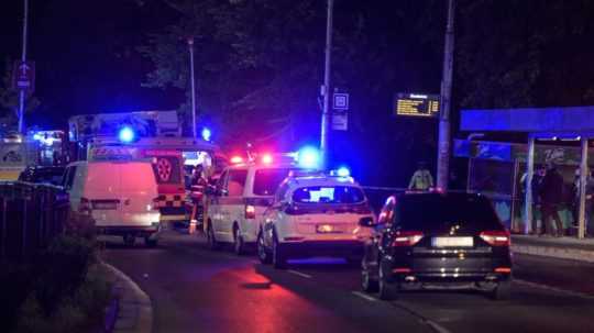 Na snímke policajti a príslušníci Hasičského a záchranného zboru zasahujú pri dopravnej nehode na Zochovej.