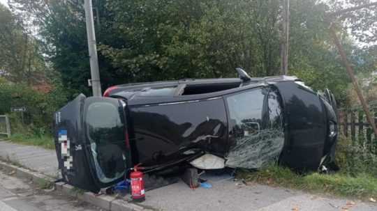 Zdemolované auto opitého vodiča, ktorým vyšiel na chodník a zrazil matku s dvoma deťmi.