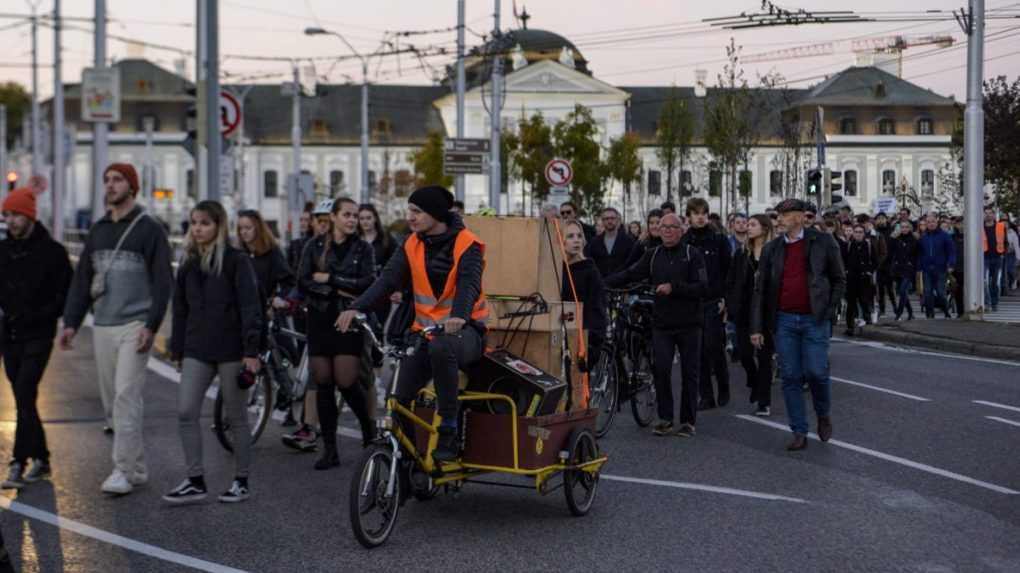 Na snímke účastníci pochodu na pamiatku obetí nedeľnej tragickej nehody, ktorý zorganizovala Cyklokoalícia a Znepokojené matky.