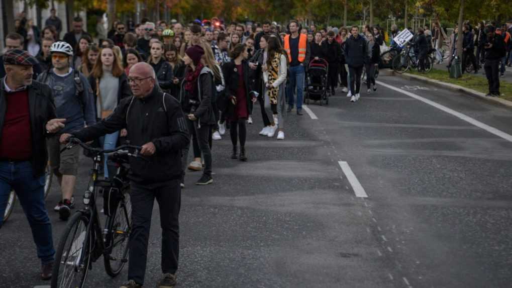 Na snímke účastníci pochodu na pamiatku obetí nedeľnej tragickej nehody, ktorý zorganizovala Cyklokoalícia a Znepokojené matky.