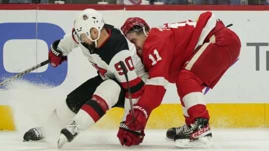 Tomáš Tatar (vľavo) z New Jersey Devils v zápase proti Detroitu Red Wings.