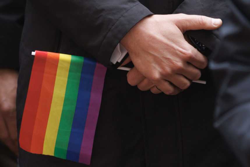 Premiér Eduard Heger drží dúhovú vlajku.