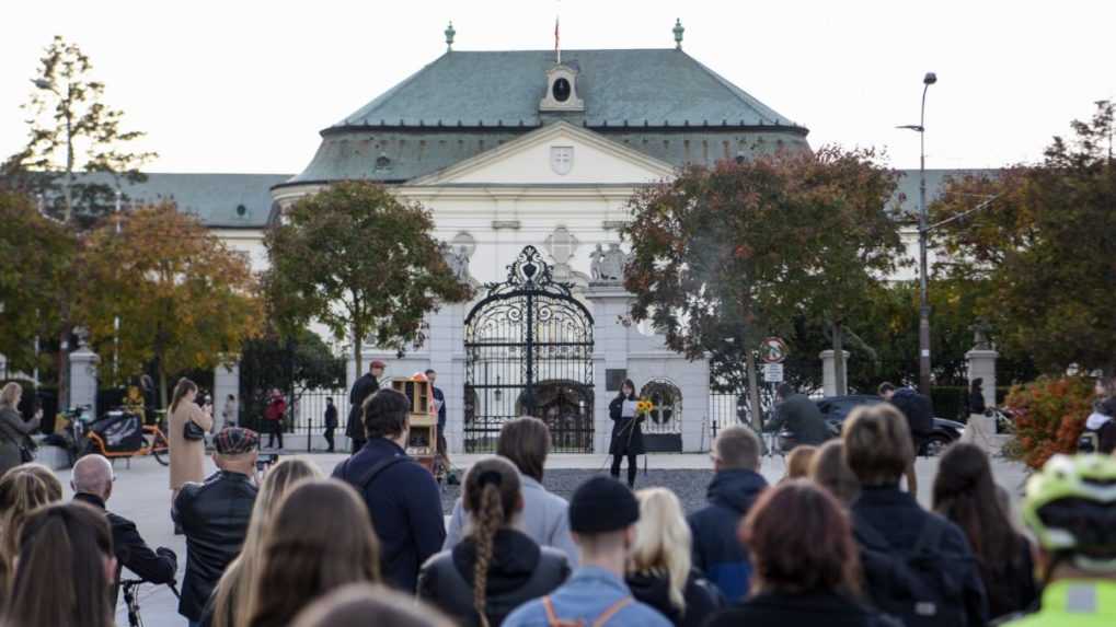 Na snímke účastníci pochodu na pamiatku obetí nedeľnej tragickej nehody, ktorý zorganizovala Cyklokoalícia a Znepokojené matky.