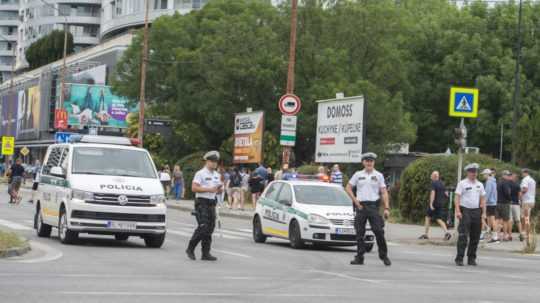 policajti v uliciach Bratislavy