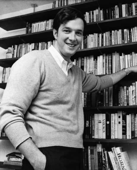 Na archívnej snímke 26-ročný spisovateľ Michael Crichton.