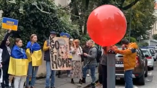 Na snímke happening počas protestu.