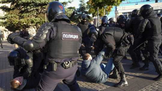 Ruskí policajti zatýkajú demonštrantov.