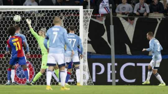 Na snímke Lukáš Pauschek (vpravo) zo Slovana Bratislava strieľa gól na 1:0.