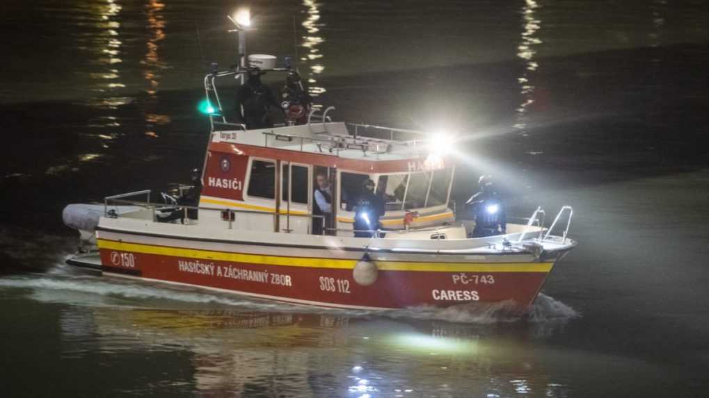 Policajti na lodi prehľadávajú hladinu Dunaja po streľbe na Zámockej ulici v Bratislave.