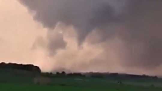 Na snímke z videa je zachytené minitornado na sever Francúzska