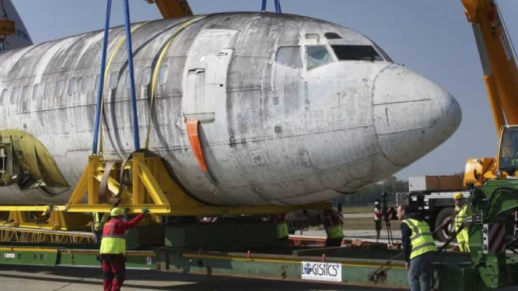 Na archívnej snímke z roku 2017 vykladanie trupu lietadla Boeing 737 "Landhut" leteckej spoločnosti Lufhansa na nemeckom letisku vo Friedrichafene.