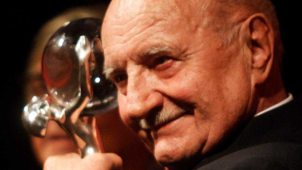 Na sn&iacute;mke zosnul&yacute; česk&yacute; herec Josef Somr.