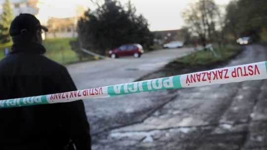 Policajná hliadka pri dome zavraždeného právnika Ernesta Valka.