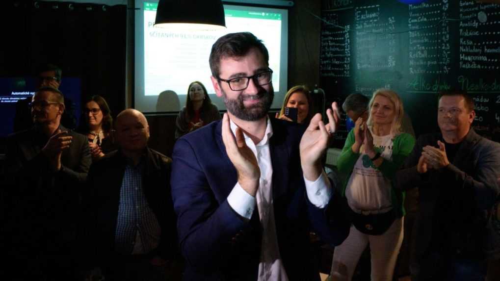 Staronový primátor Nitry Marek Hattas sa vo svojej volebnej centrále teší z víťazstva