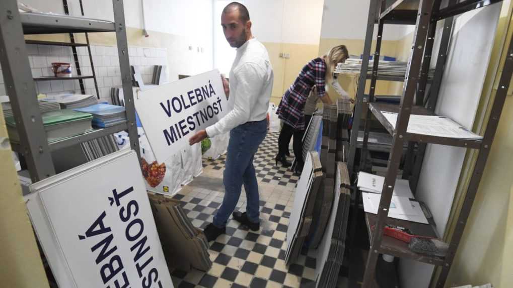 Pr&iacute;prava volebnej miestnosti v Ko&scaron;iciach.