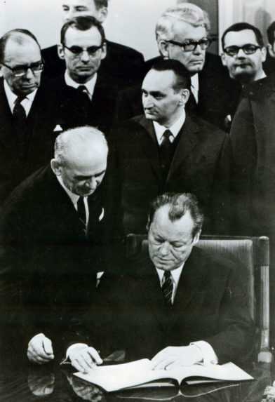 Západonemecký kancelár Willy Brandt podpisuje 7. decembra 1970 zmluvu o zásadách normalizácie vzťahu medzi Nemeckou spolkovou republikou a Poľskou ľudovou republikou.