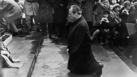 Nemecký kancelár Willy Brandt kľačí pred Pamätníkom hrdinov varšavského geta a prosí o odpustenie za fašistické zločiny jeho krajiny.