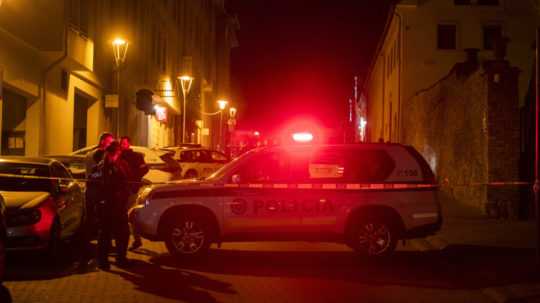 Na snímke policajti po streľbe na Zámockej ulici v Bratislave.