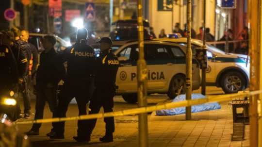 Policajti po streľbe na Zámockej ulici v Bratislave.