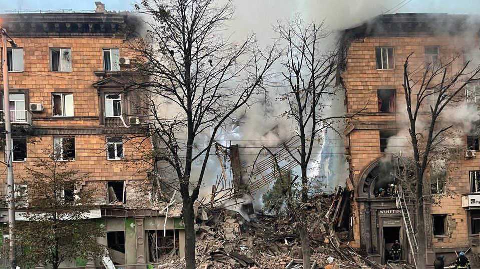 Bytov&yacute; dom v Z&aacute;porož&iacute;, ktor&yacute; zasiahla rusk&aacute; raketa.