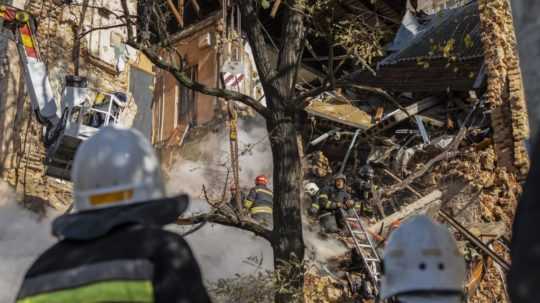 zničená bytovka po zásahu dronom