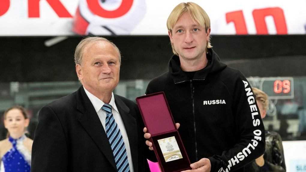 Na snímke je Zdenko Kríž a krasokorčuliar Jevgenij Pľučšenko.