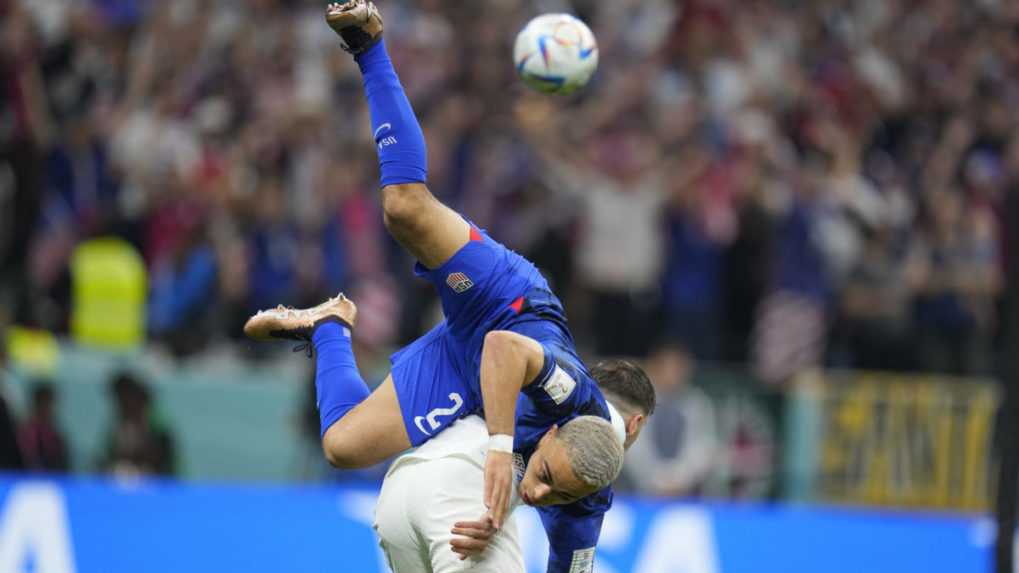 Futbalista Sergino Dest (hore) z USA a hráč Anglicka Mason Mount bojujú o loptu.