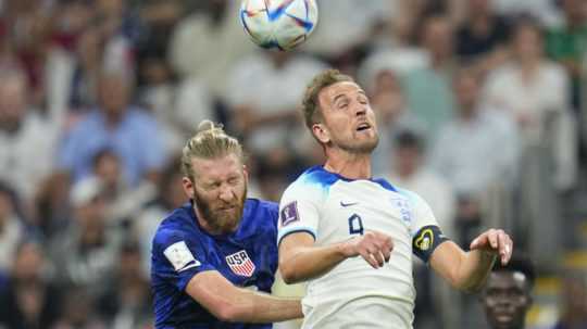 Americký futbalista Tim Ream (vľavo) a hráč Anglicka Harry Kane (vpravo) bojujú o loptu.